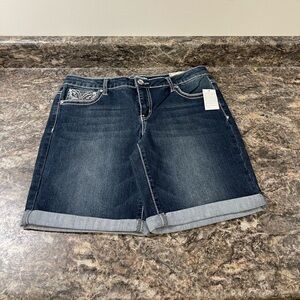 Mudd Bermuda Denim Shorts Blue Size 18.5 Embroidered Pockets (fits Junior 15/17)
